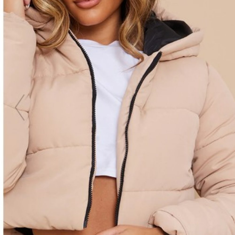 PrettyLittleThing Beige Cropped Hooded Puffer with Black Lining - Picture 4 of 5